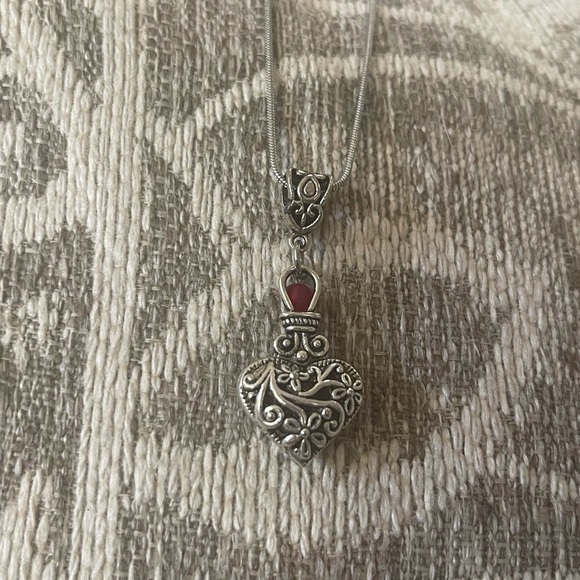 Elegant Silver Heart Pendant Necklace - Picture 6 of 6